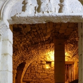 La crypte et le portail se trouvent actuellement sous un immeuble situé 3 place Raymond Poincaré.