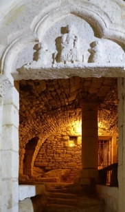 La crypte et le portail se trouvent actuellement sous un immeuble situé 3 place Raymond Poincaré.