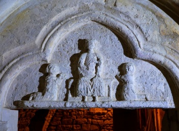 Le tympan est orné d'un trilobé représentant un personnage en majesté - le Christ... St Dagobert ... encadré par deux orants (9e siècle)