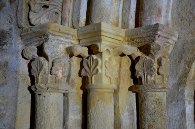Le tympan est supporté par de fines colonnettes (12e siècle)