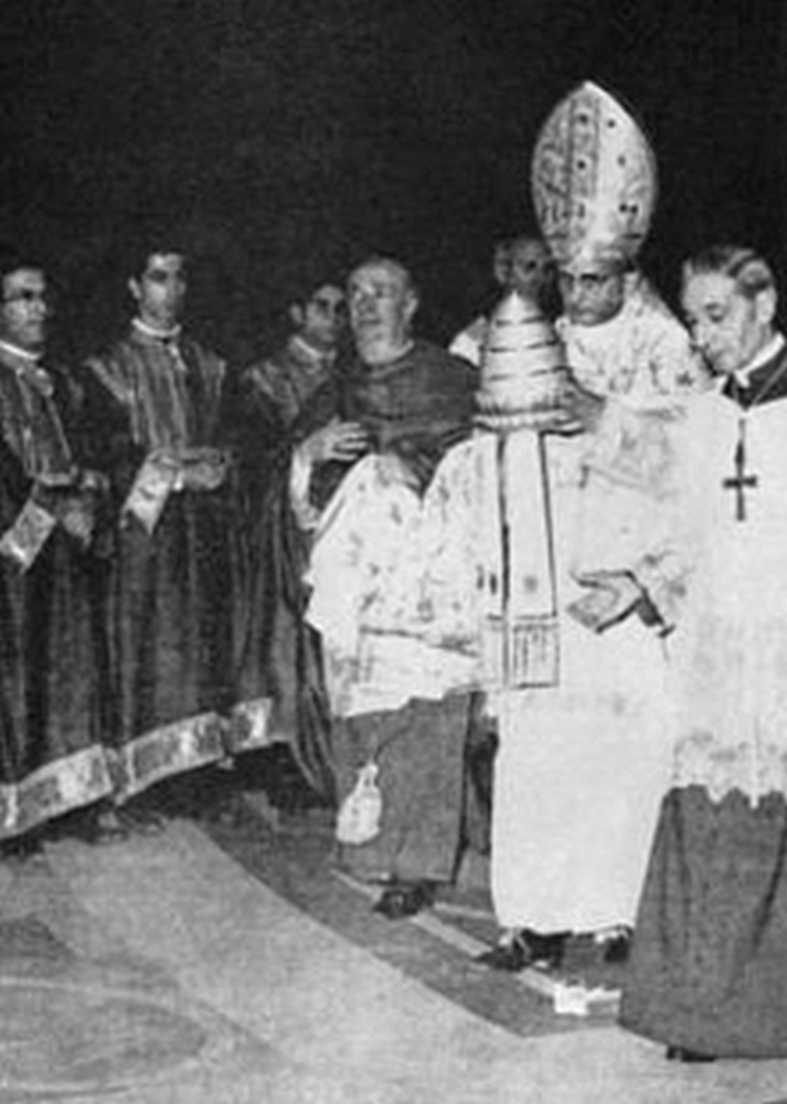 Paul VI se séparant de la Tiare papale