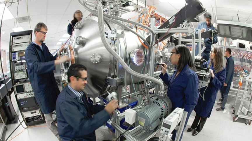Les membres de l'équipe Skunk Works travaillent sur leur réacteur de fusion compact expérimental.