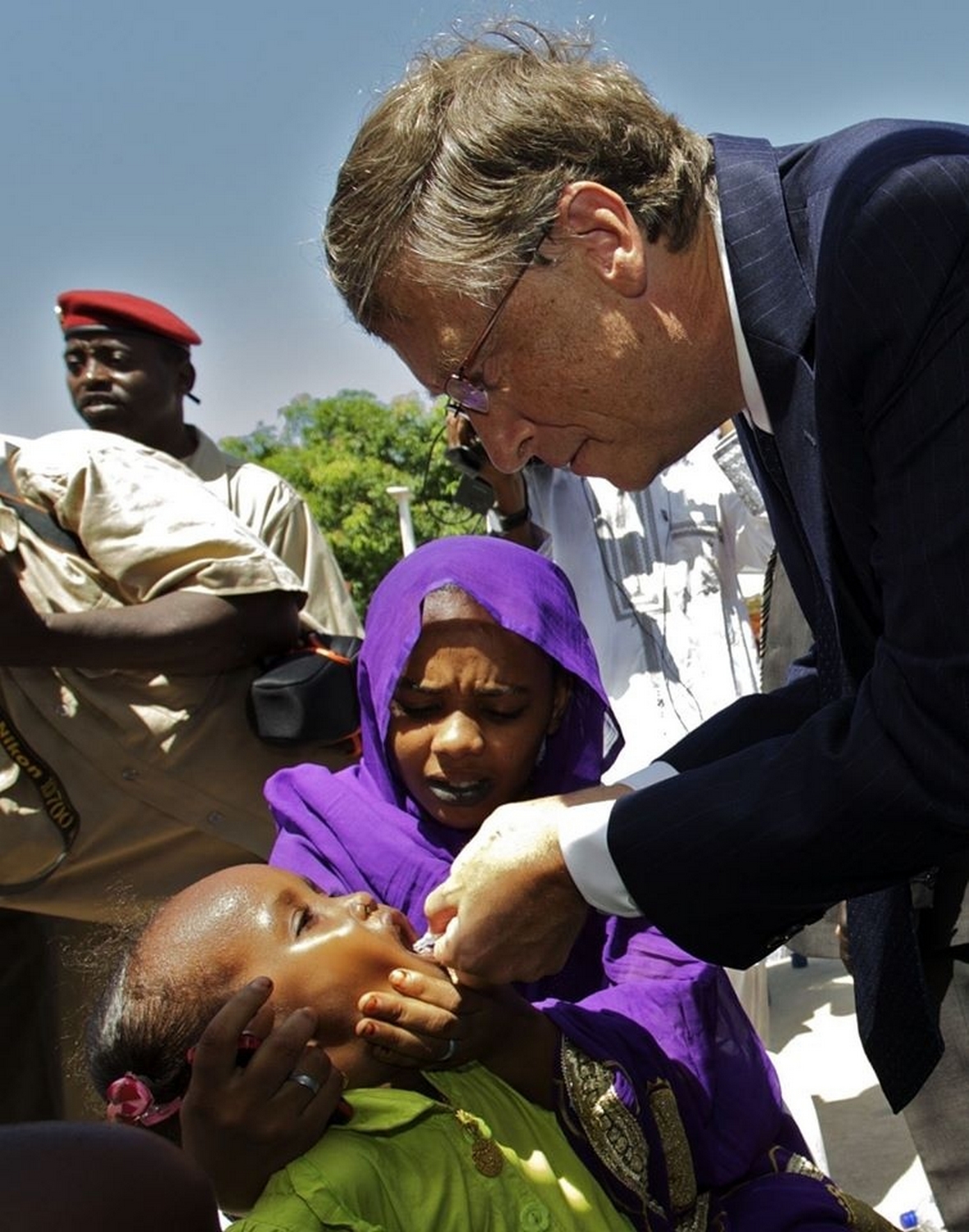 Bill et Melinda Gates veulent injecter des OGM dans les veines des bras de petits enfants