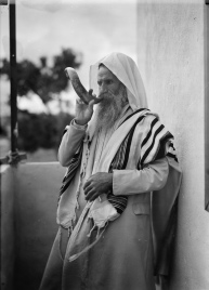 Juif yéménite soufflant du shofar, fin des années 1930
