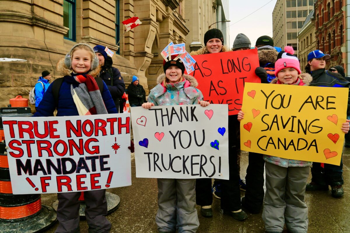 Des enfants participent à la manifestation du Freedom Convoy contre les mandats et les restrictions de la COVID-19 à Ottawa le 9 février 2022.