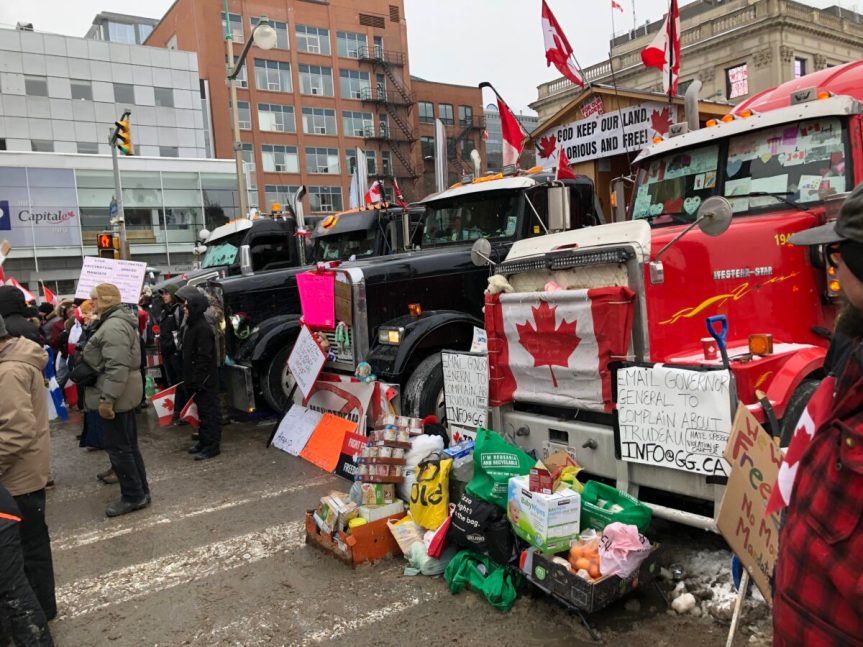 La nourriture et les produits de première nécessité donnés aux camionneurs sont laissés à côté des camions garés devant la Colline du Parlement à Ottawa le 6 février 2022.