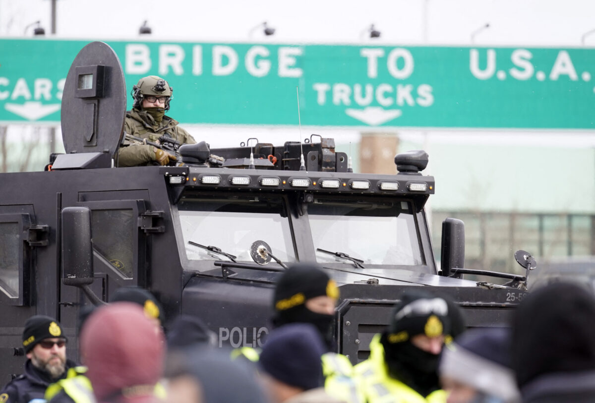 Police provinciale de l'Ontario dans un véhicule blindé au pont Ambassador à Windsor le 12 février 2022.