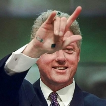 Bill Clinton (2012), ancien président des États-Unis, utilisant le signe ILY.