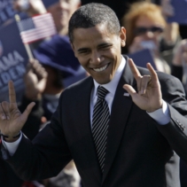 Obama utilisant le signe ILY.